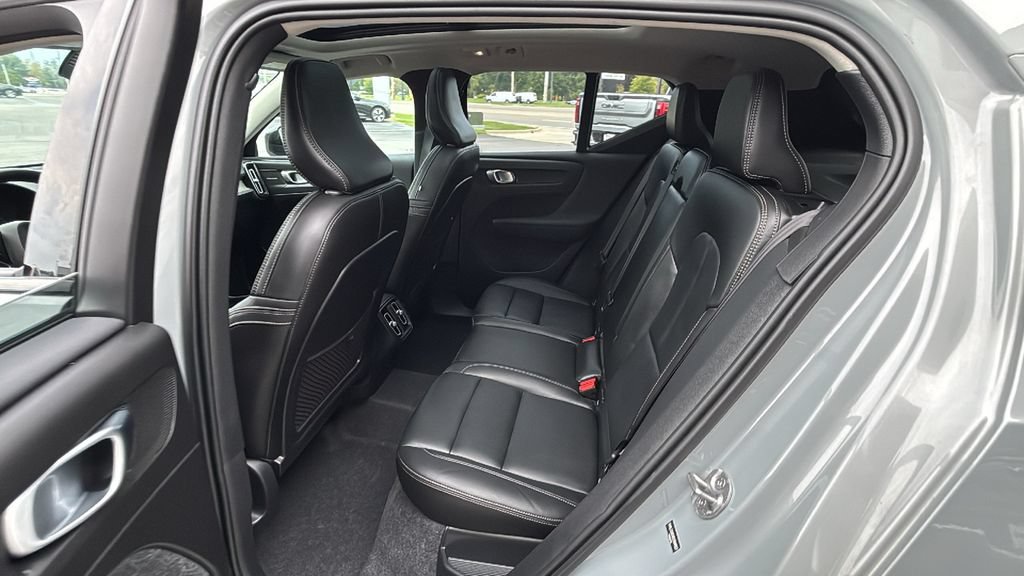 Certified 2025 Volvo XC40 B5 Plus w/ Climate Package AWD/4WD image 9