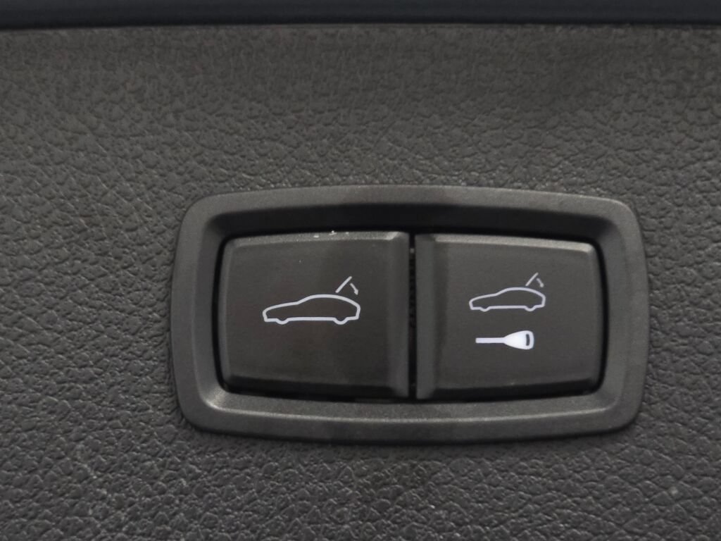 Certified 2023 Porsche Macan AWD/4WD image 24