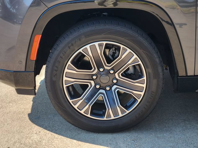 Certified 2024 Jeep Wagoneer L Series II w/ Flexible Seating Group AWD/4WD image 10