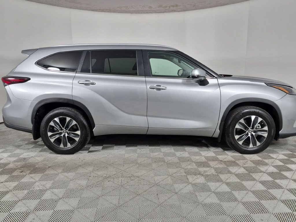 Used 2024 Toyota Highlander XLE FWD image 2