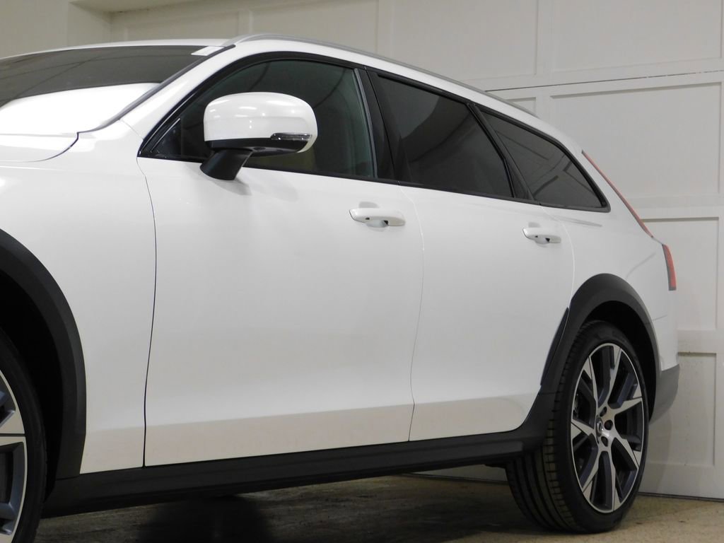 Used 2026 Volvo V90 B6 Cross Country Ultra image 18