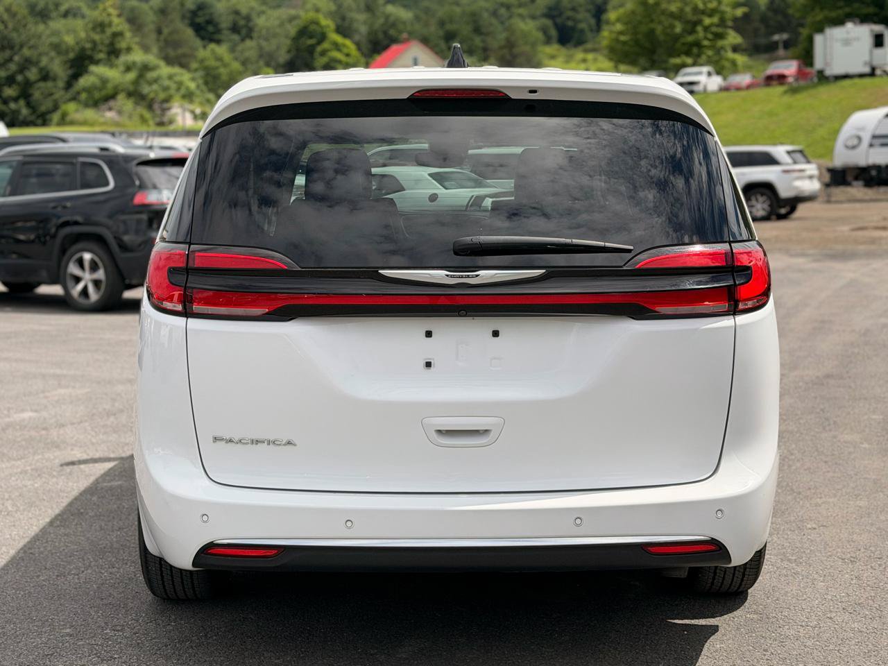 Used 2024 Chrysler Pacifica Touring-L FWD image 6