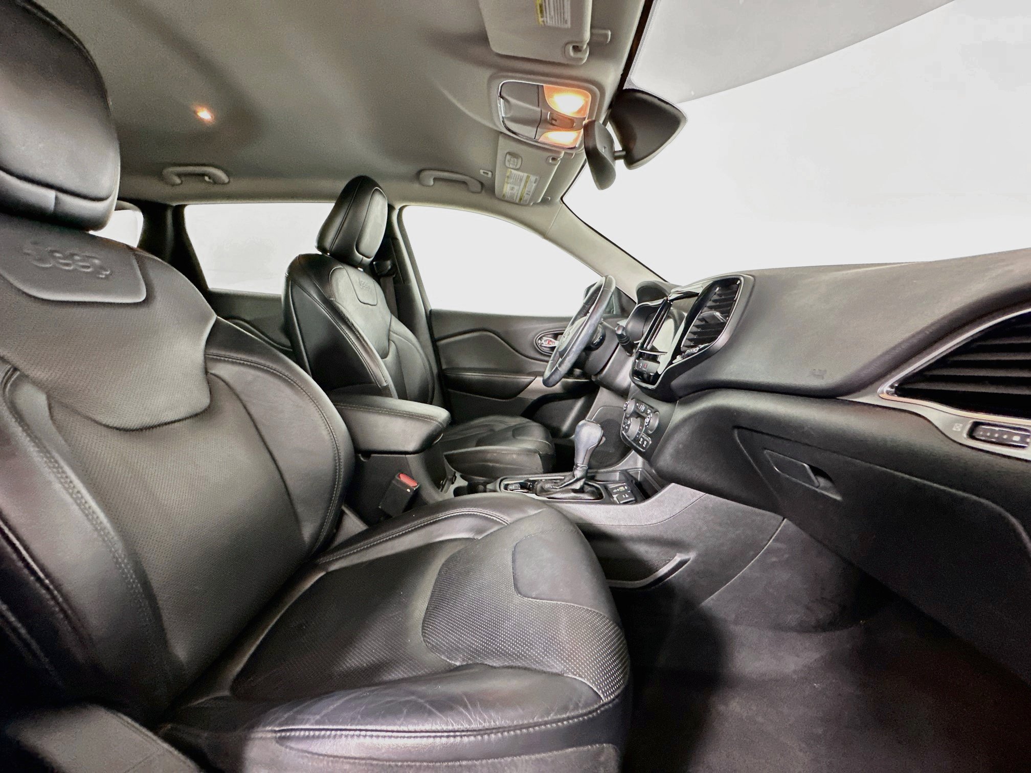 Used 2019 Jeep Cherokee Limited FWD image 30