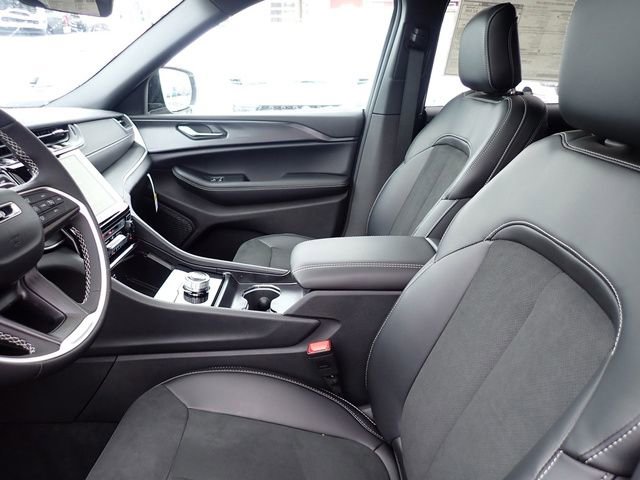 New 2025 Jeep Grand Cherokee Altitude image 12