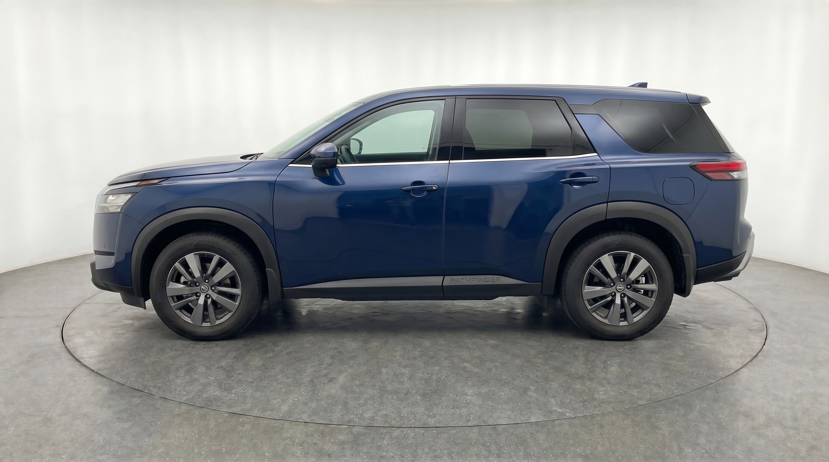 Used 2025 Nissan Pathfinder SV FWD image 5