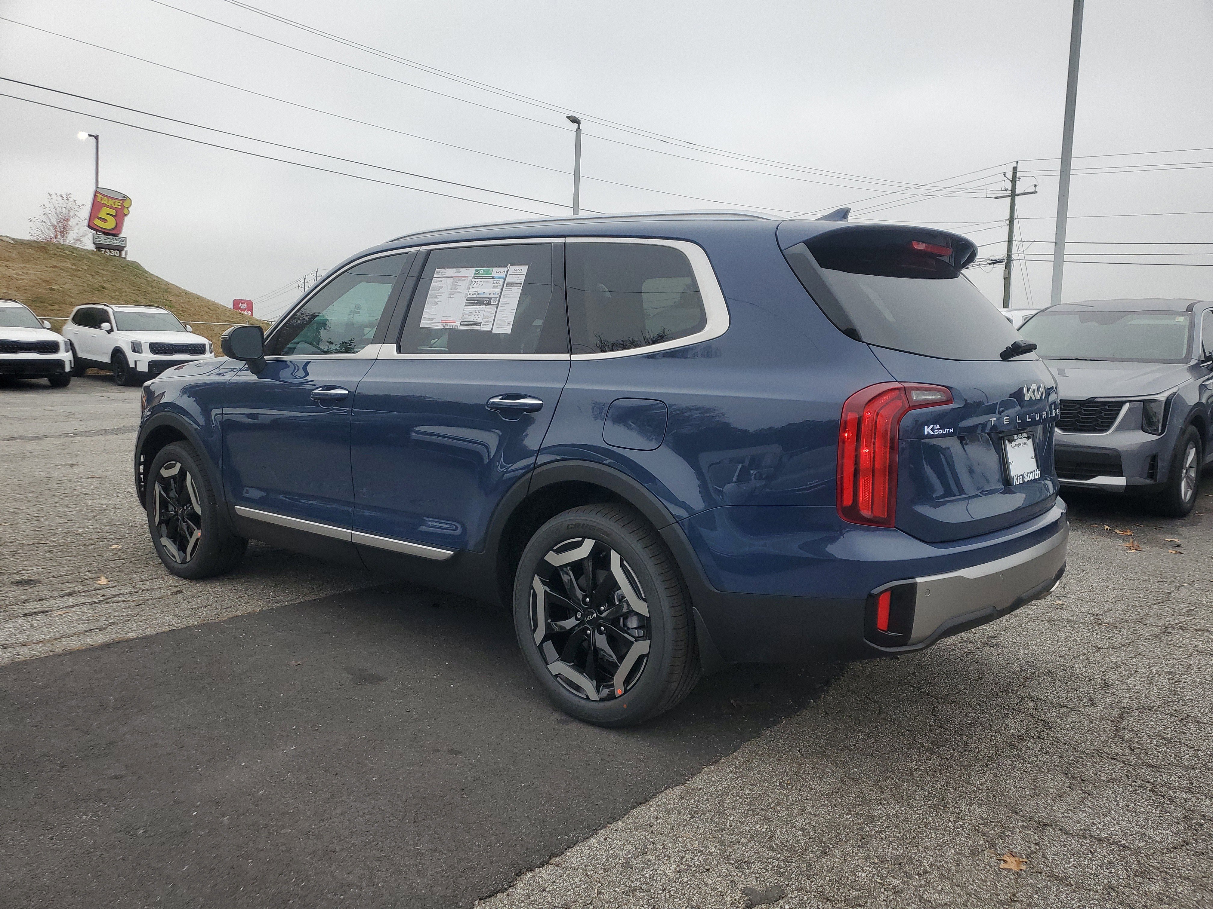 New 2025 Kia Telluride S image 4
