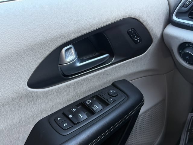 Used 2024 Chrysler Pacifica Limited FWD image 16