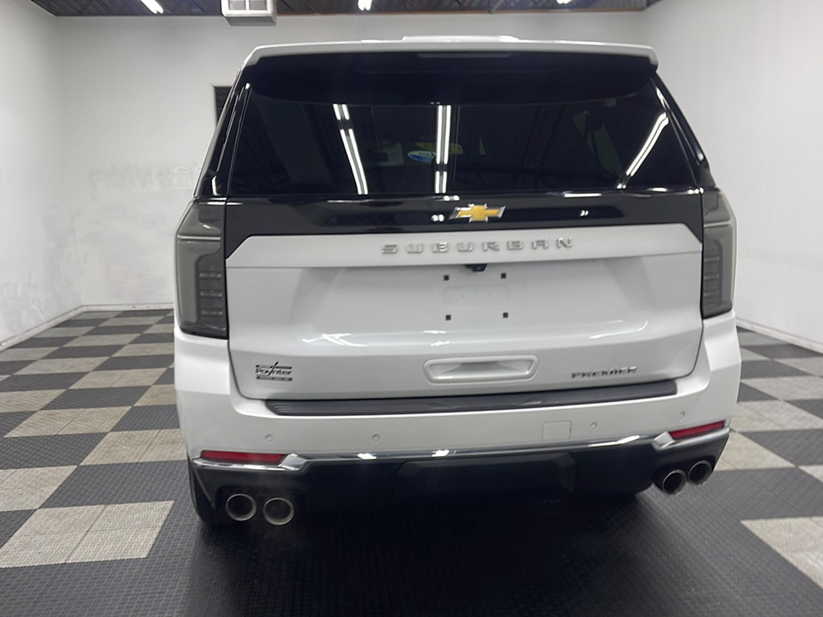 Used 2025 Chevrolet Suburban Premier AWD/4WD image 17