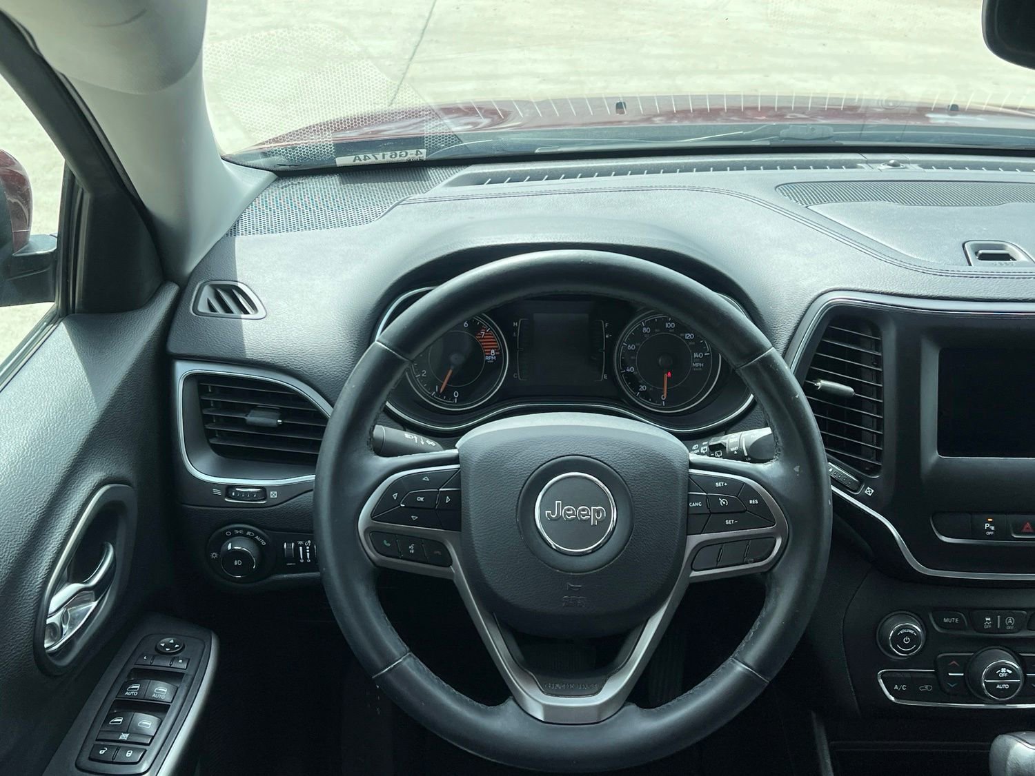 Used 2019 Jeep Cherokee Latitude Plus w/ Comfort/Convenience Group FWD image 11