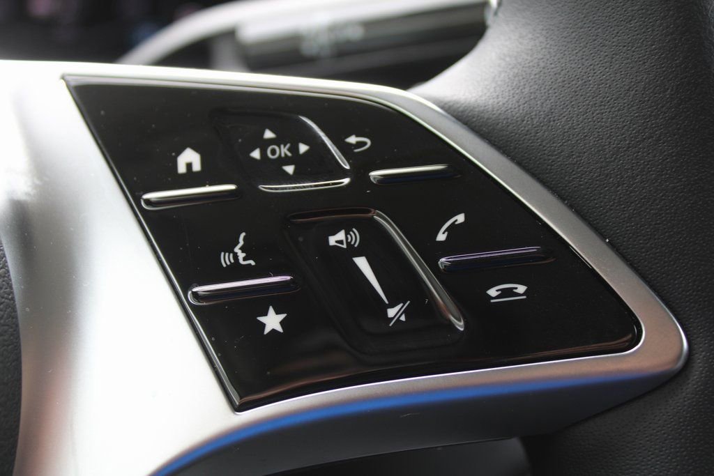 Used 2025 Mercedes-Benz GLC 350e image 34