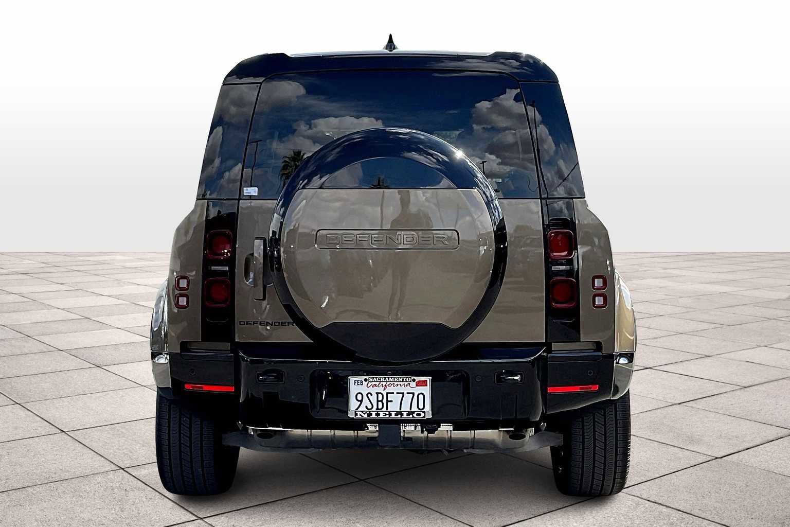 Used 2025 Land Rover Defender 110 X-Dynamic SE image 7