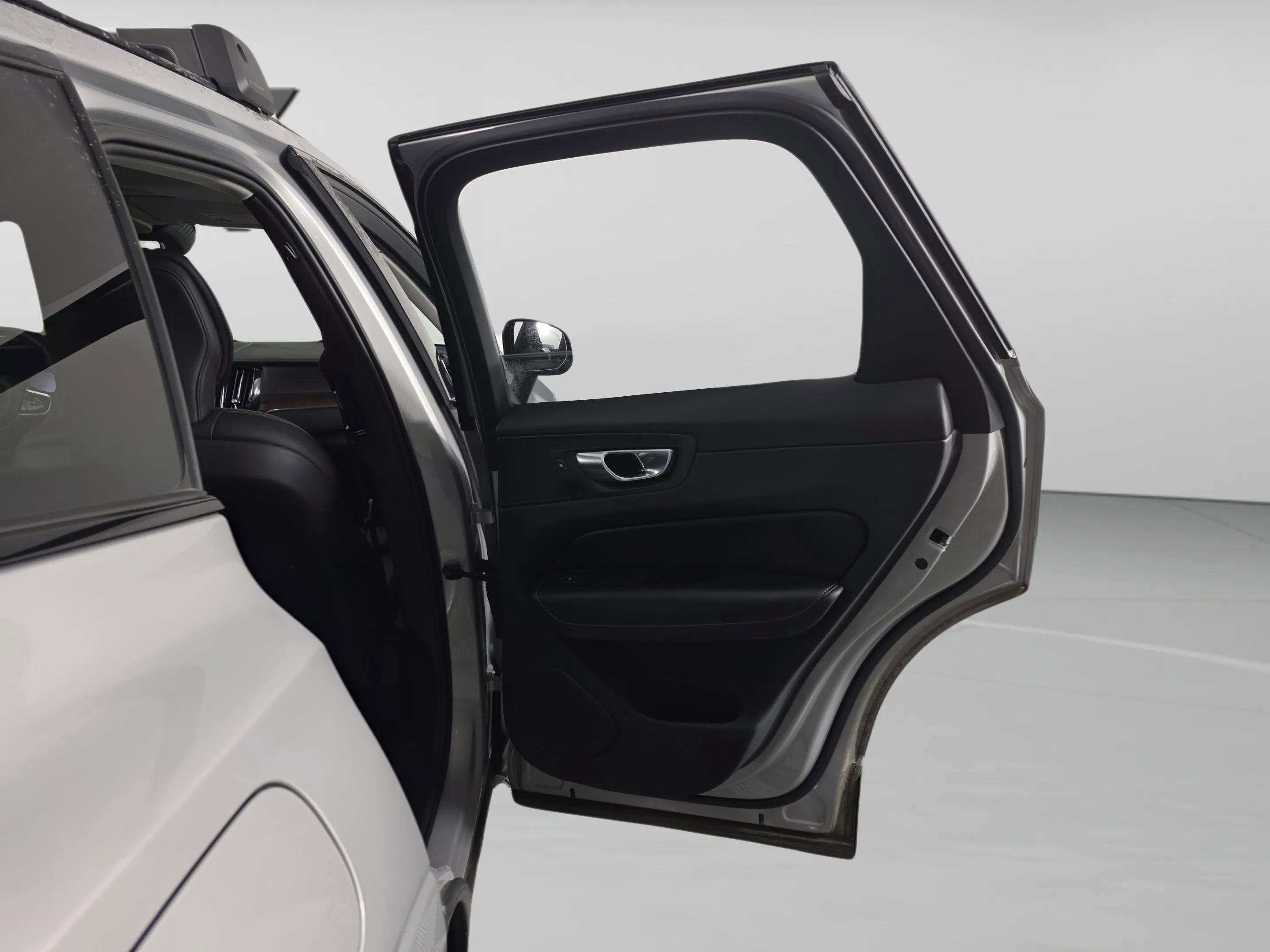 Used 2023 Volvo XC60 B6 Ultimate w/ Protection Package Premier image 26