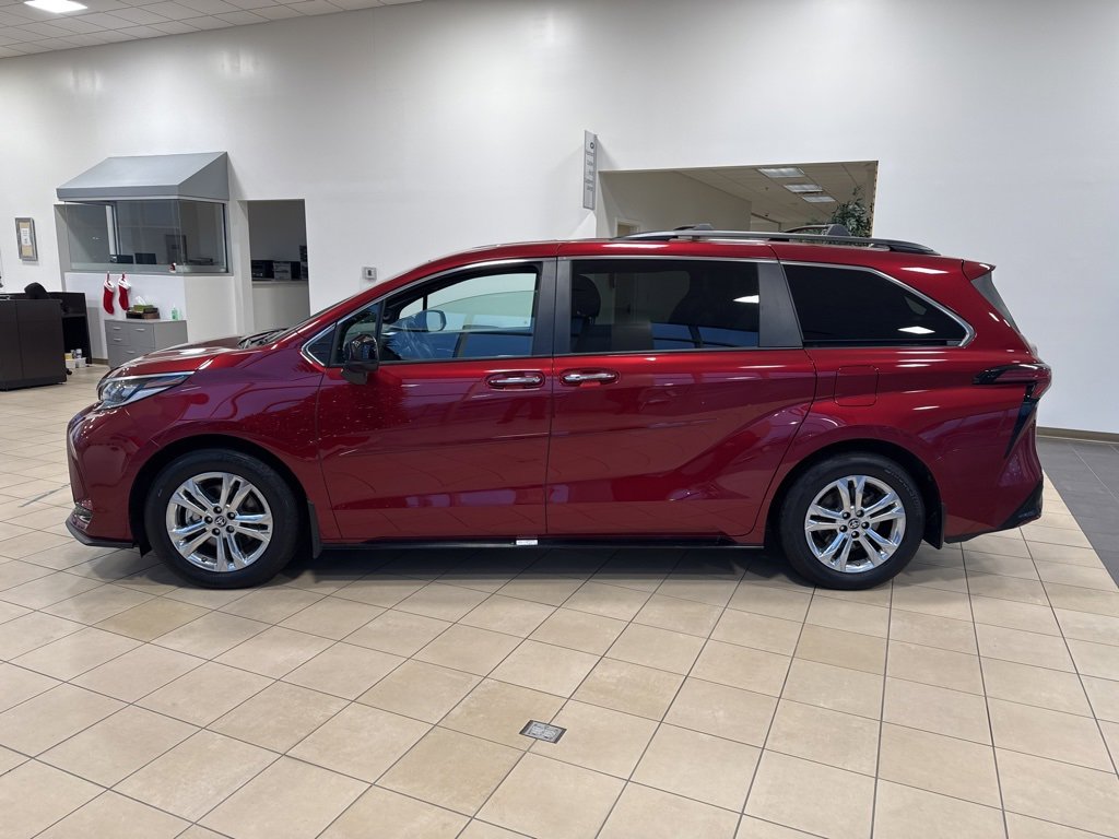 Used 2022 Toyota Sienna XSE image 2