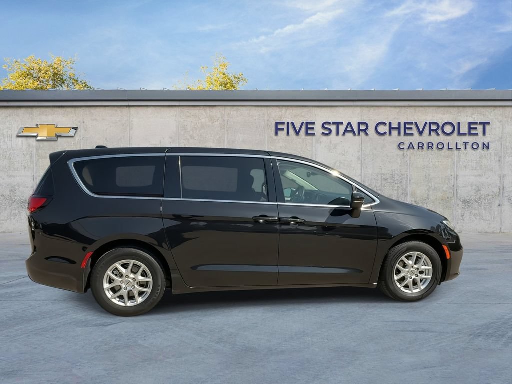 Used 2023 Chrysler Pacifica Touring-L FWD image 9