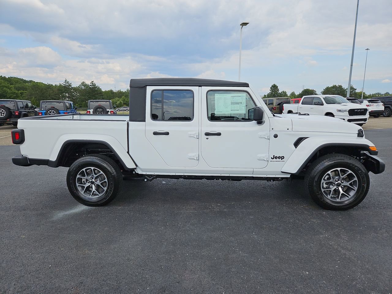 New 2025 Jeep Gladiator Sport image 9