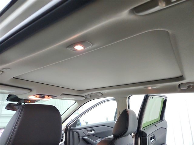 Used 2025 Nissan Rogue SL w/ Tech Package image 22