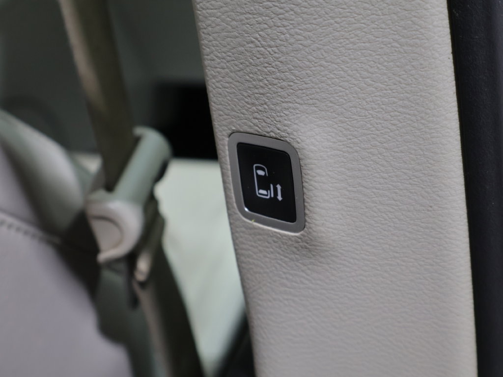 Used 2021 Chrysler Pacifica Touring-L FWD image 28