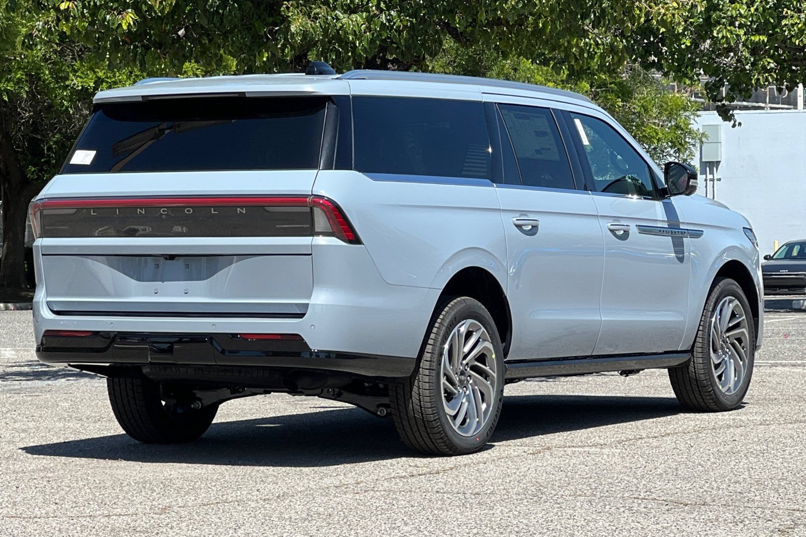 New 2026 Lincoln Navigator L Reserve AWD/4WD image 4