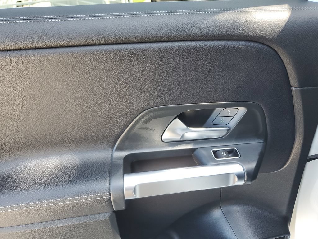 Used 2021 Mercedes-Benz GLB 250 4MATIC image 18