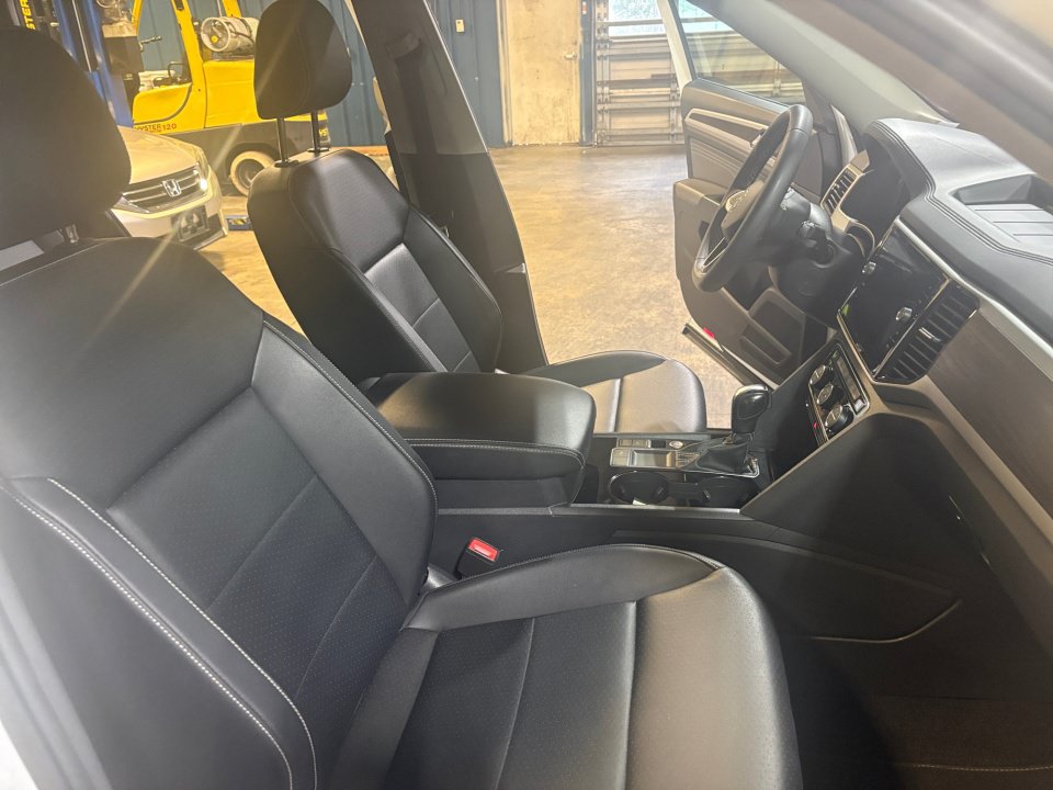 Certified 2023 Volkswagen Atlas SE w/ Black Wheel Package FWD image 28
