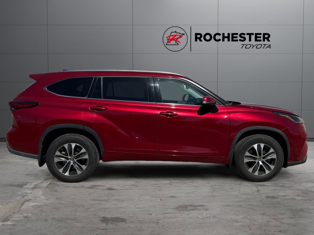 Used 2021 Toyota Highlander XLE AWD/4WD image 6