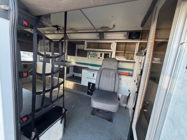 Used 2003 Ford E-450 and Econoline 450 image 15