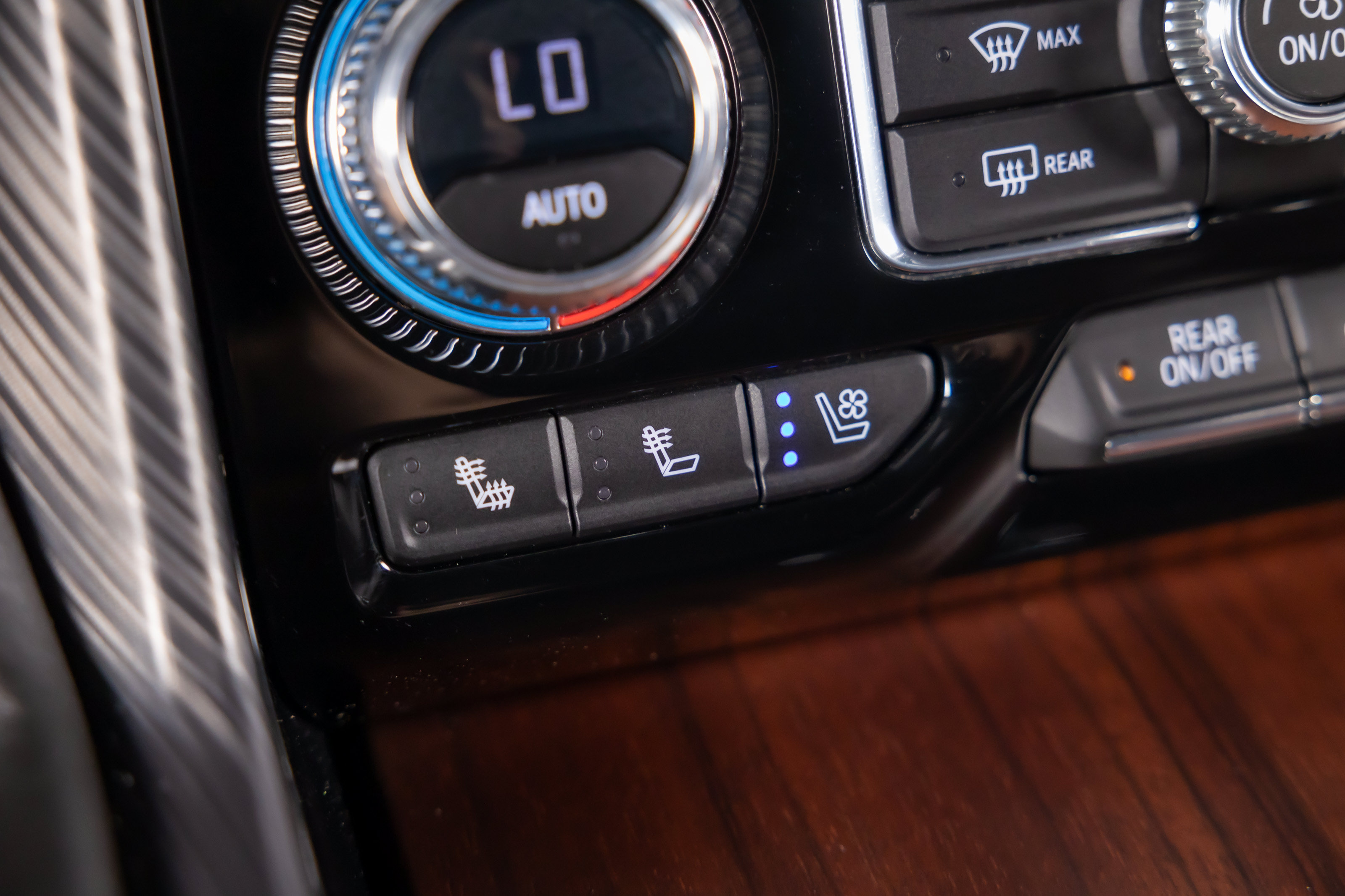 Used 2023 GMC Yukon Denali Ultimate AWD/4WD image 16