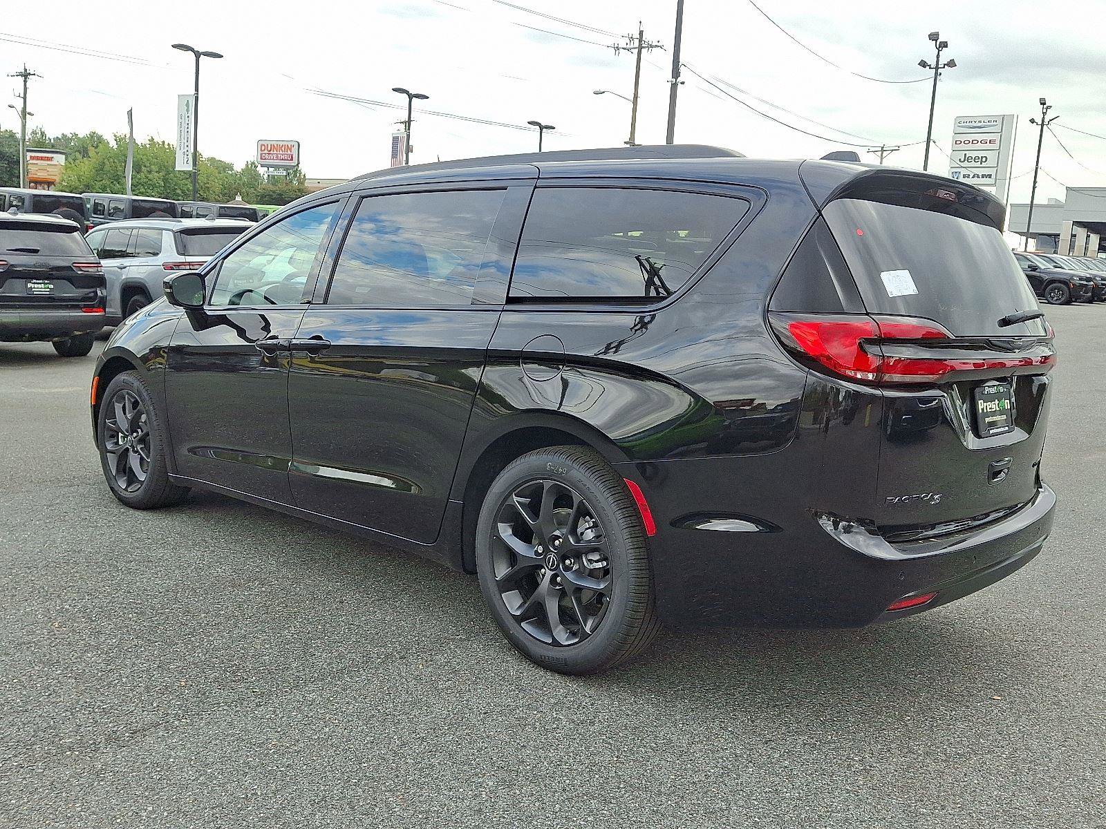 New 2026 Chrysler Pacifica Limited w/ S Appearance Package image 4
