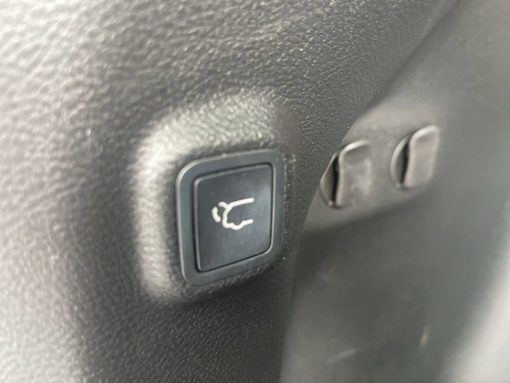 Used 2019 Jeep Cherokee Limited AWD/4WD image 4