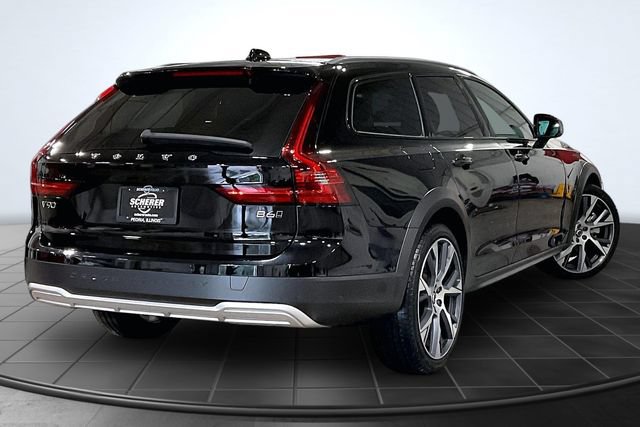 Used 2025 Volvo V90 B6 Cross Country Ultra AWD/4WD image 3