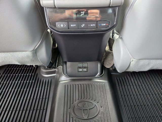 Used 2023 Toyota Highlander XLE FWD image 17
