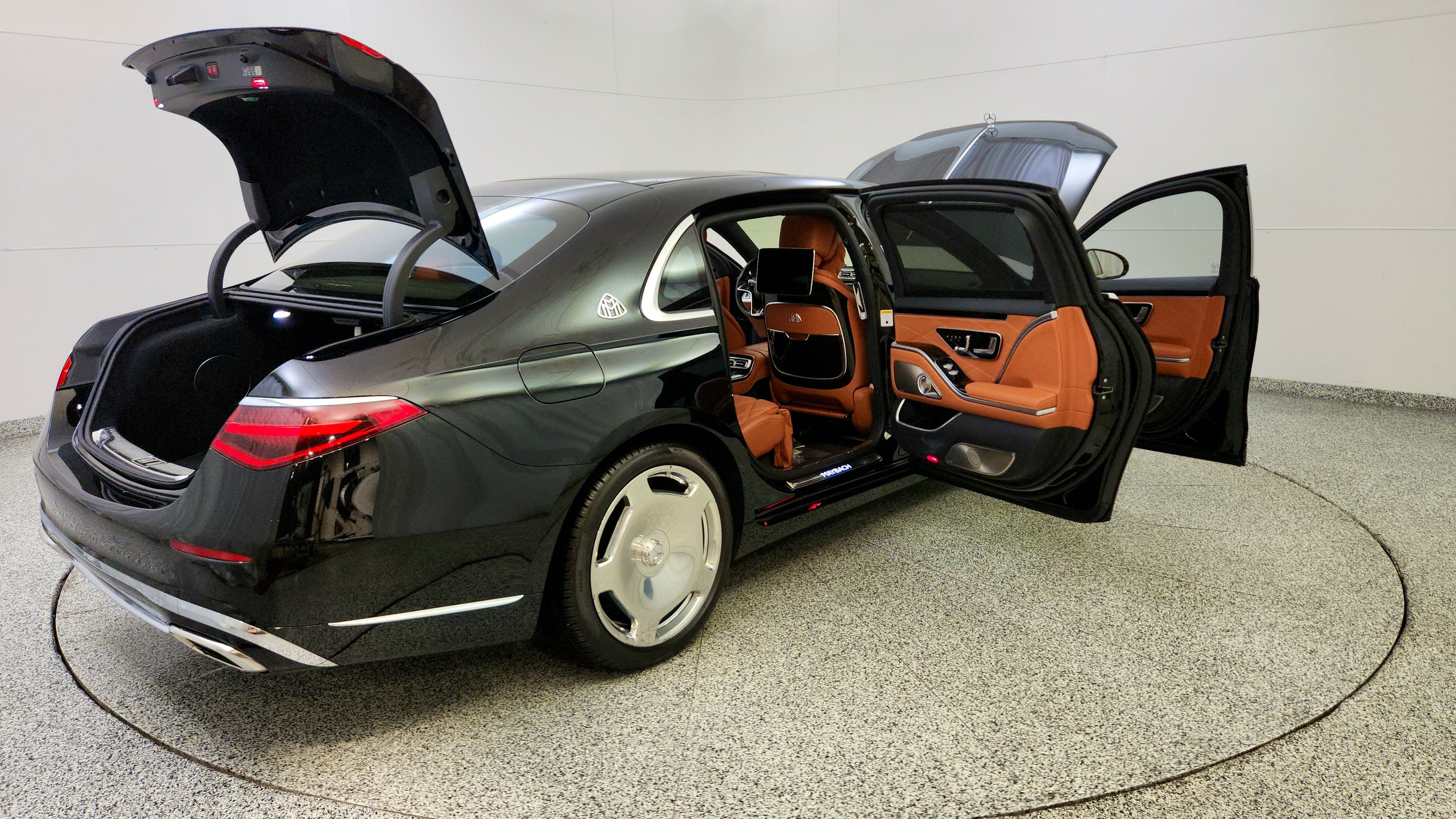 Used 2023 Mercedes-Benz Maybach S 680 4MATIC w/ Manufaktur Leather Package image 12