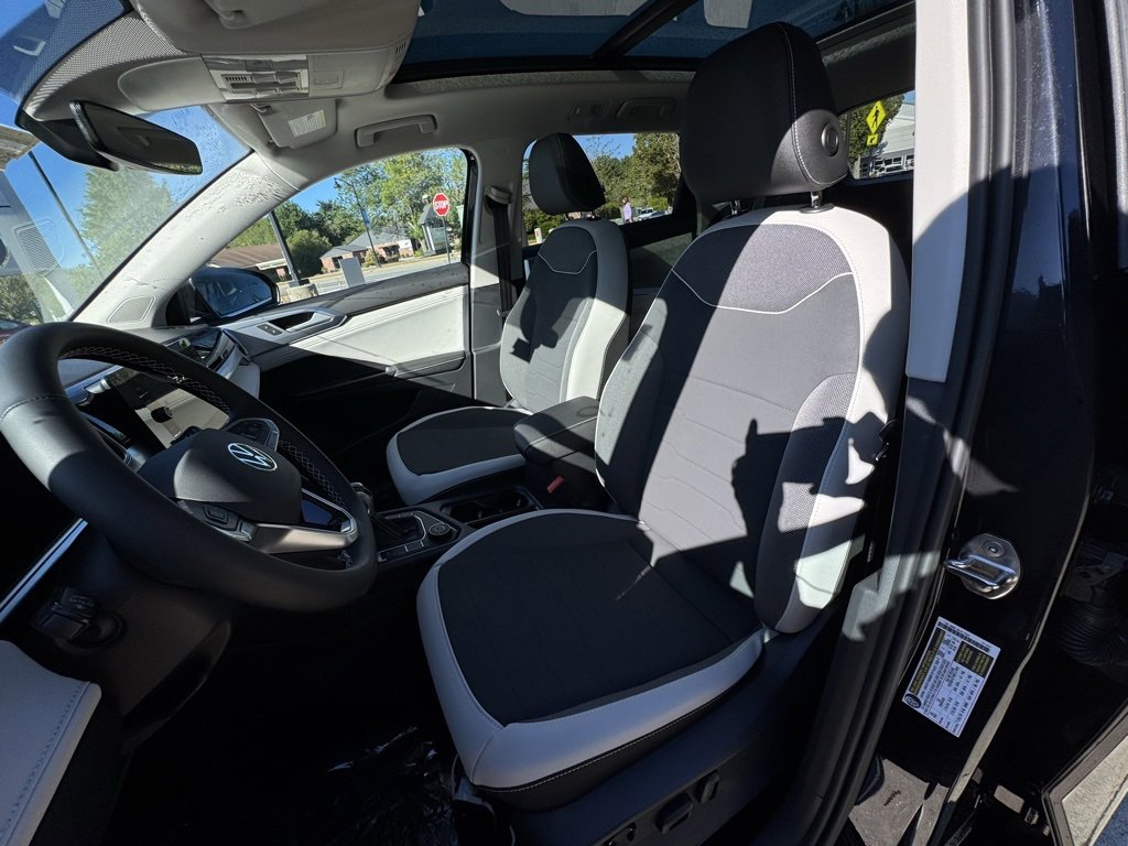 New 2025 Volkswagen Taos SE image 18