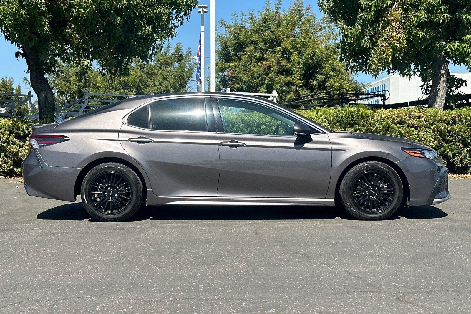 Used 2022 Toyota Camry XSE FWD image 2