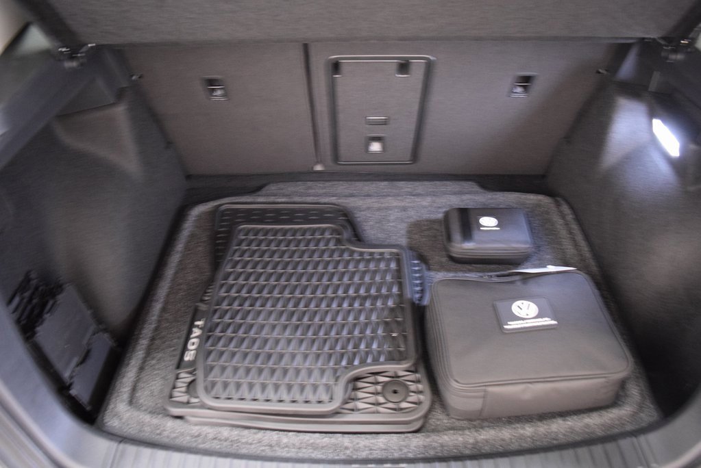 New 2025 Volkswagen Taos SE image 9