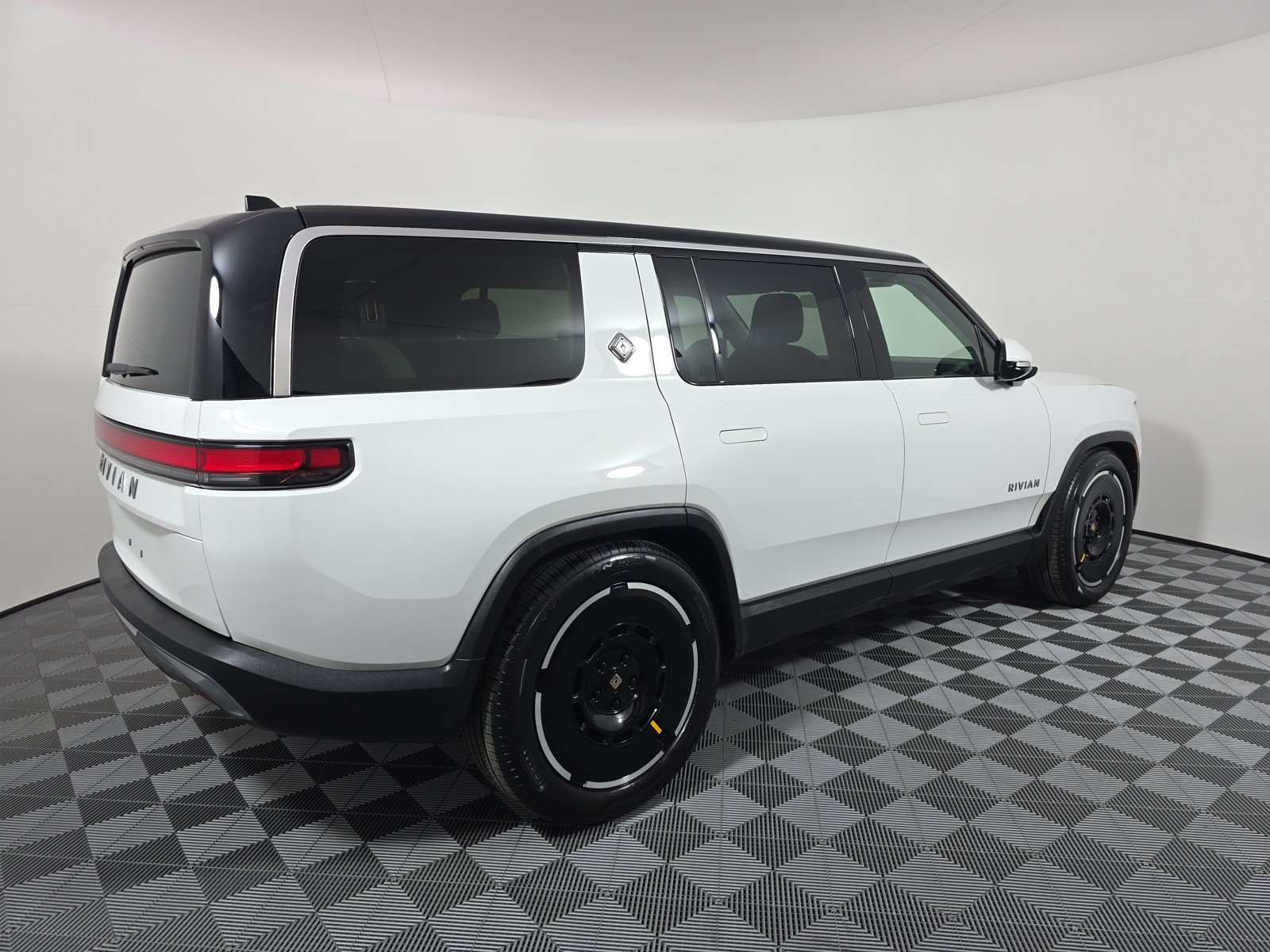 Used 2025 Rivian R1S Adventure AWD/4WD image 5