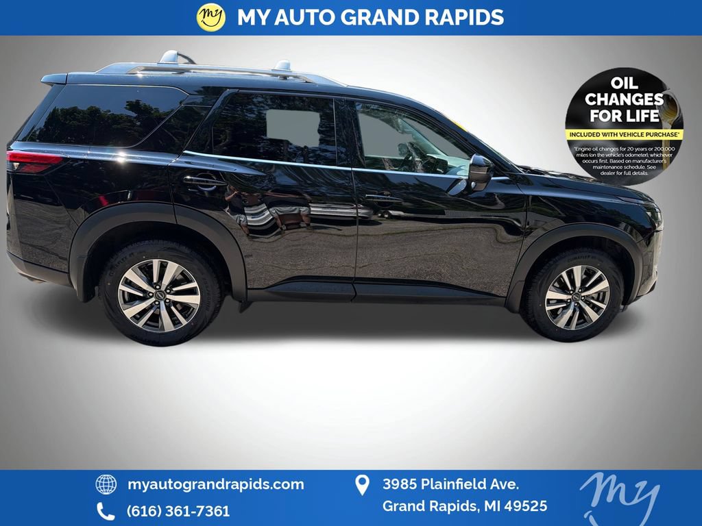 Used 2025 Nissan Pathfinder SL AWD/4WD image 8