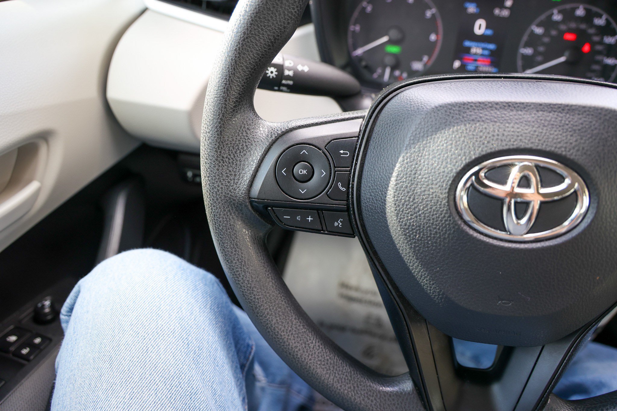 Certified 2025 Toyota Corolla LE FWD image 17