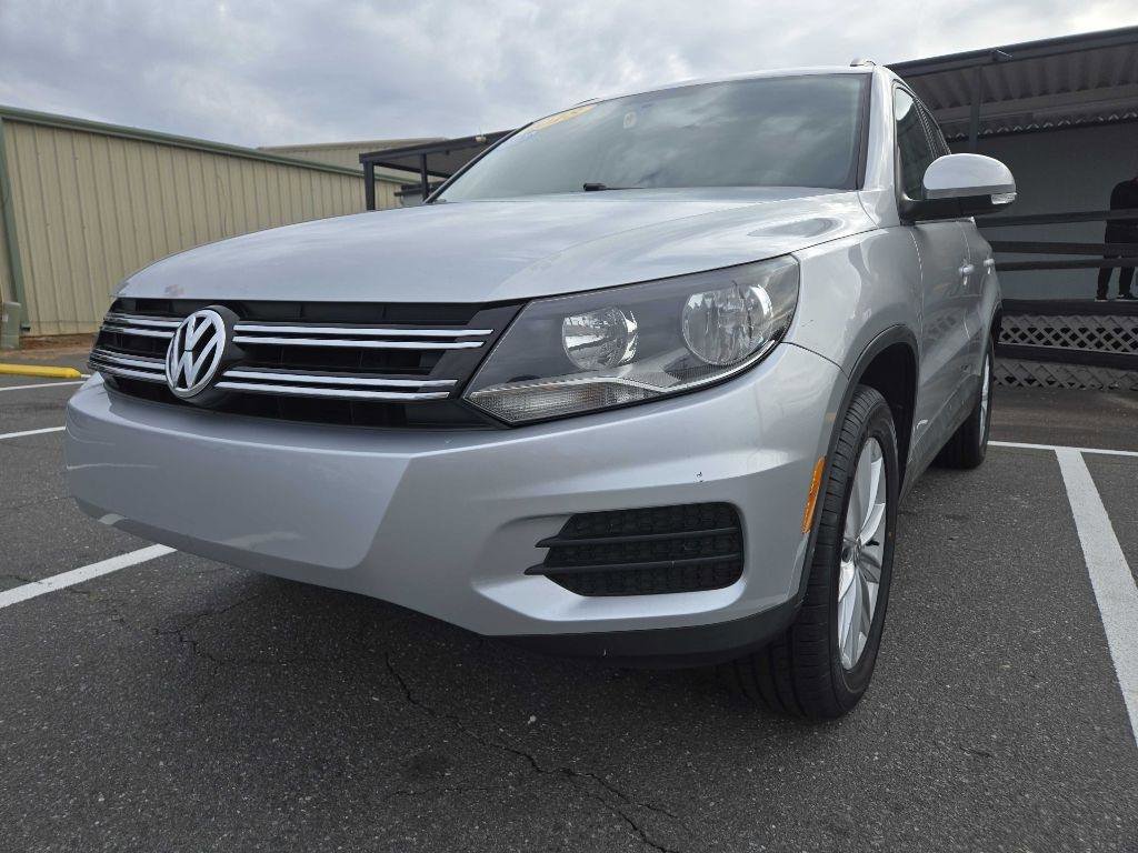 Used 2018 Volkswagen Tiguan Limited w/ Premium Package FWD image 2