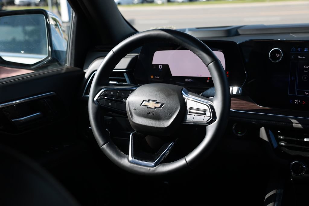 Used 2025 Chevrolet Suburban Premier image 23