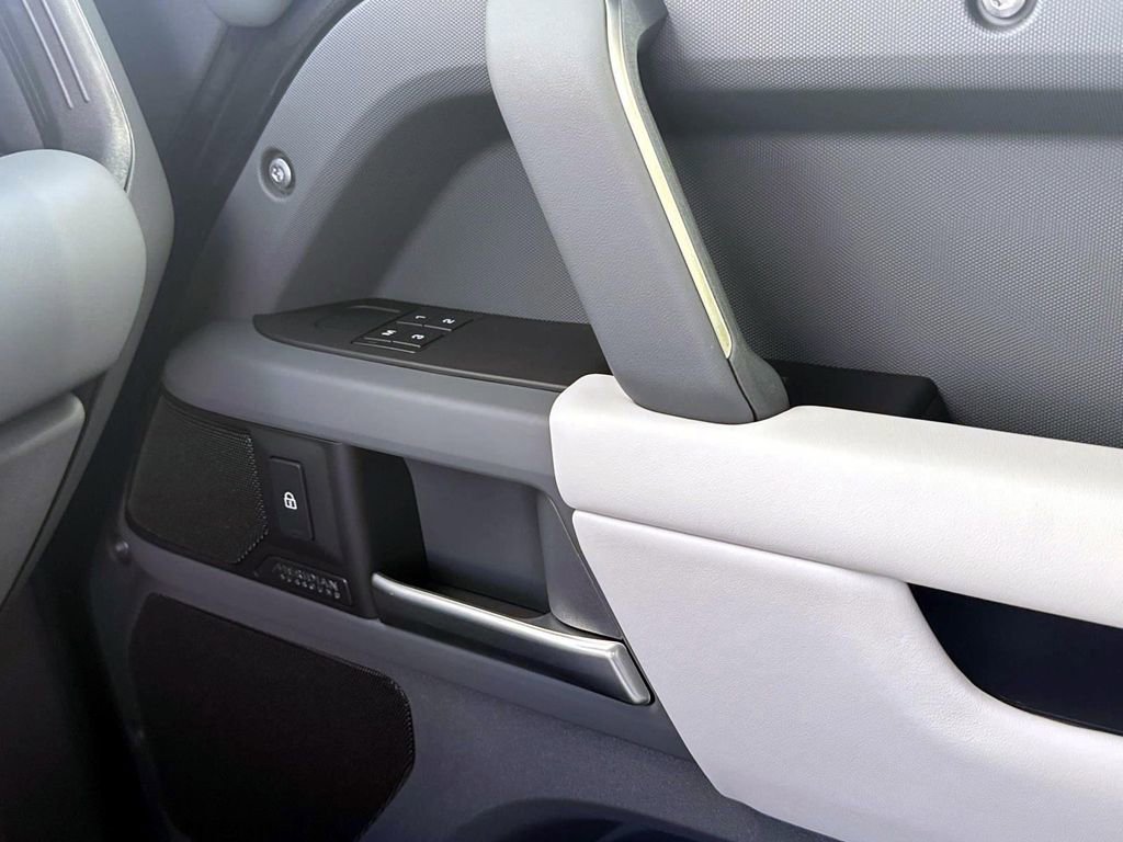 New 2025 Land Rover Defender 130 X-Dynamic SE image 20