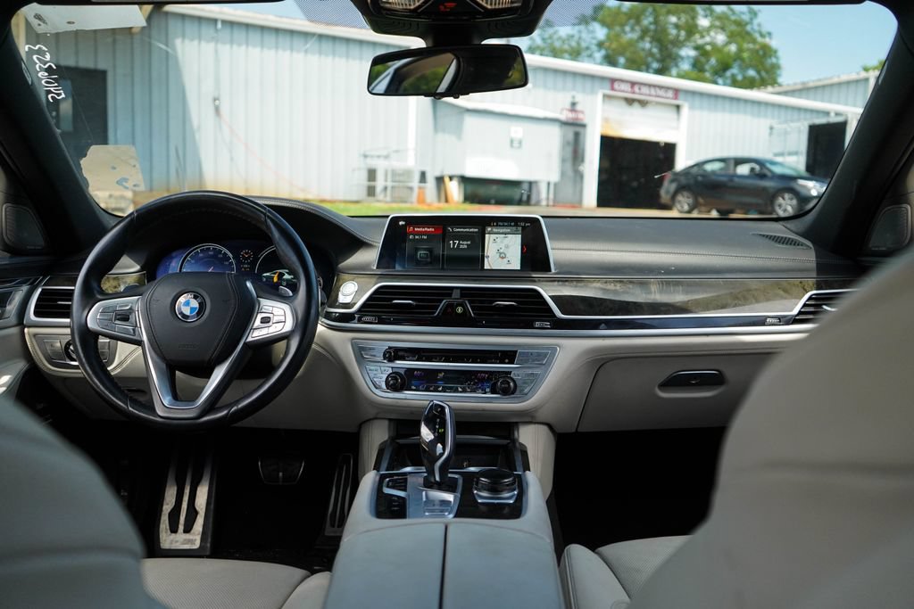 Used 2019 BMW 750i w/ Executive Package RWD image 10