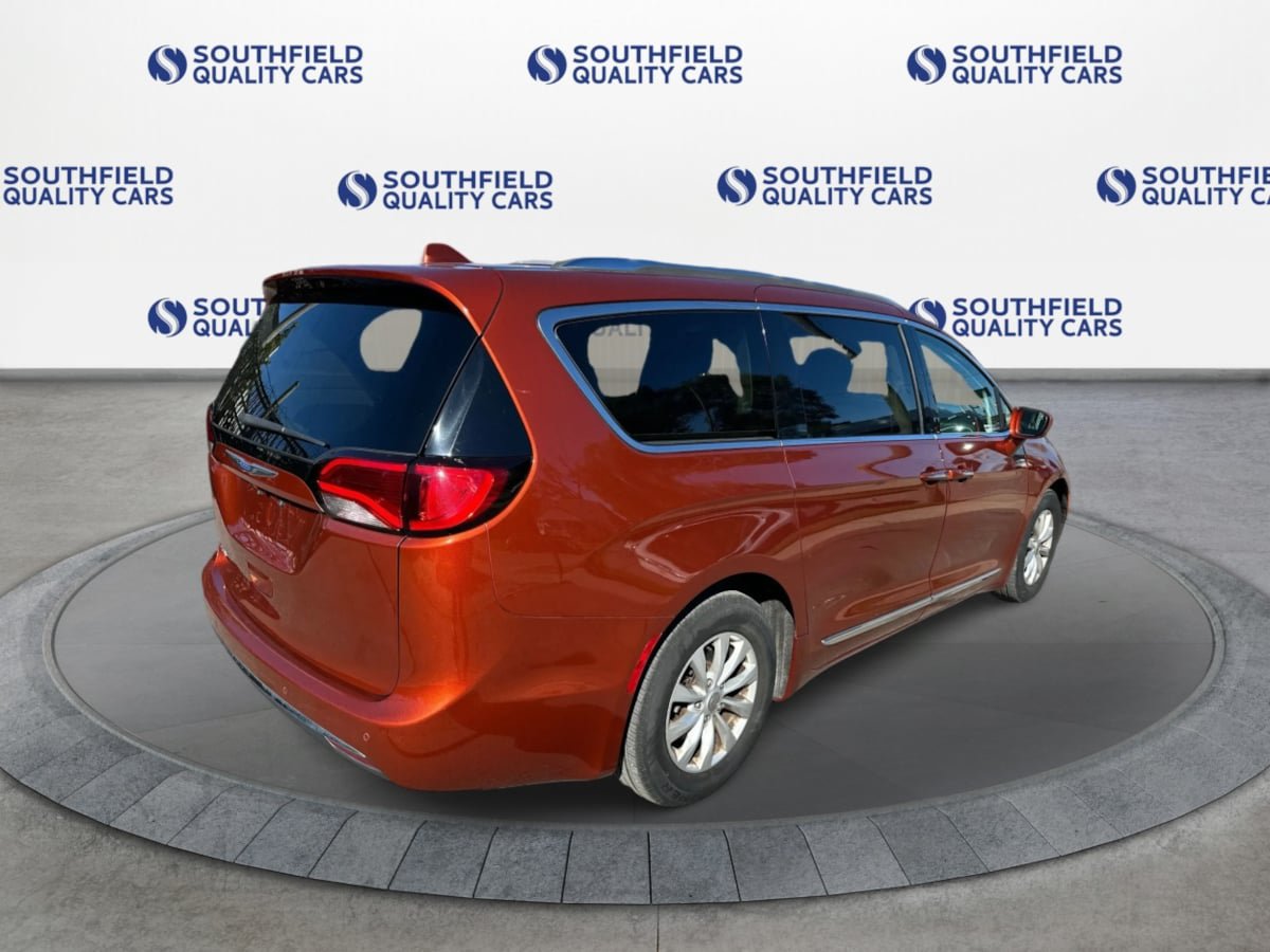 Used 2018 Chrysler Pacifica Touring-L Plus FWD image 7