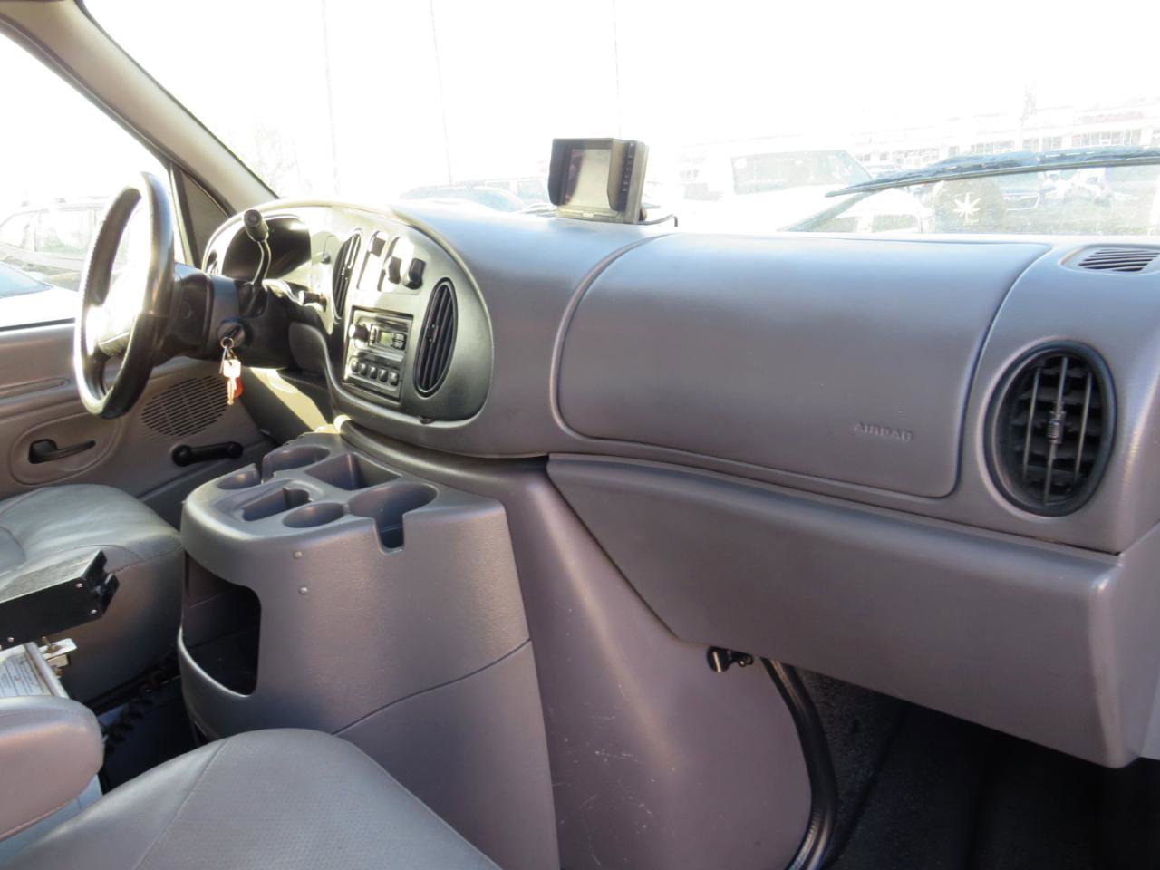 Used 2001 Ford E-150 and Econoline 150 RWD image 25