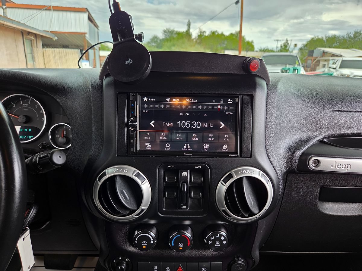 Used 2018 Jeep Wrangler Unlimited Sahara w/ Connectivity Group AWD/4WD image 41