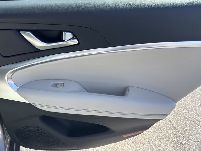 Used 2025 Genesis G70 2.5T image 32