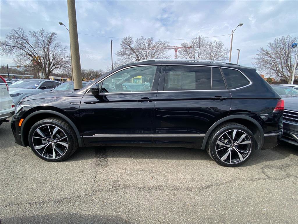 Certified 2024 Volkswagen Tiguan SEL R-Line image 2