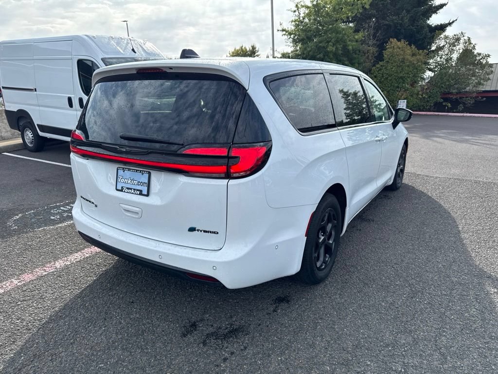 Used 2024 Chrysler Pacifica Limited FWD image 8
