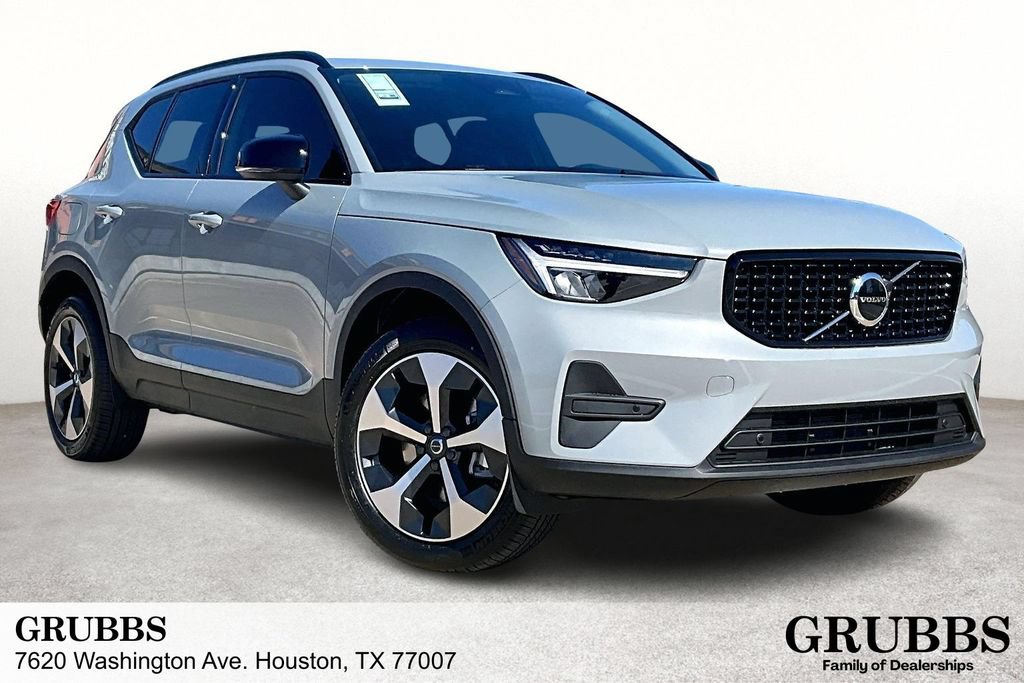 Used 2026 Volvo XC40 B4 Core FWD image 1