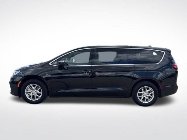 Used 2025 Chrysler Pacifica Select FWD image 8